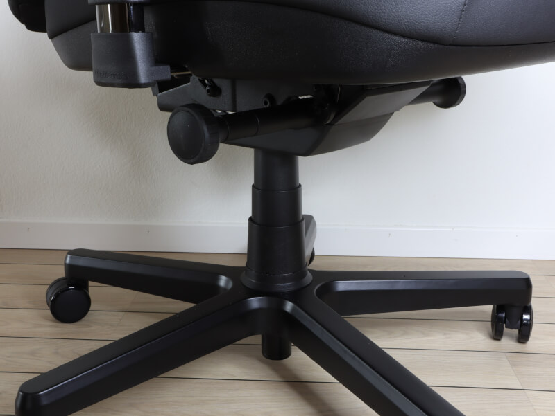 Noblechairs Aura Black Edition 4D armlæn.JPG